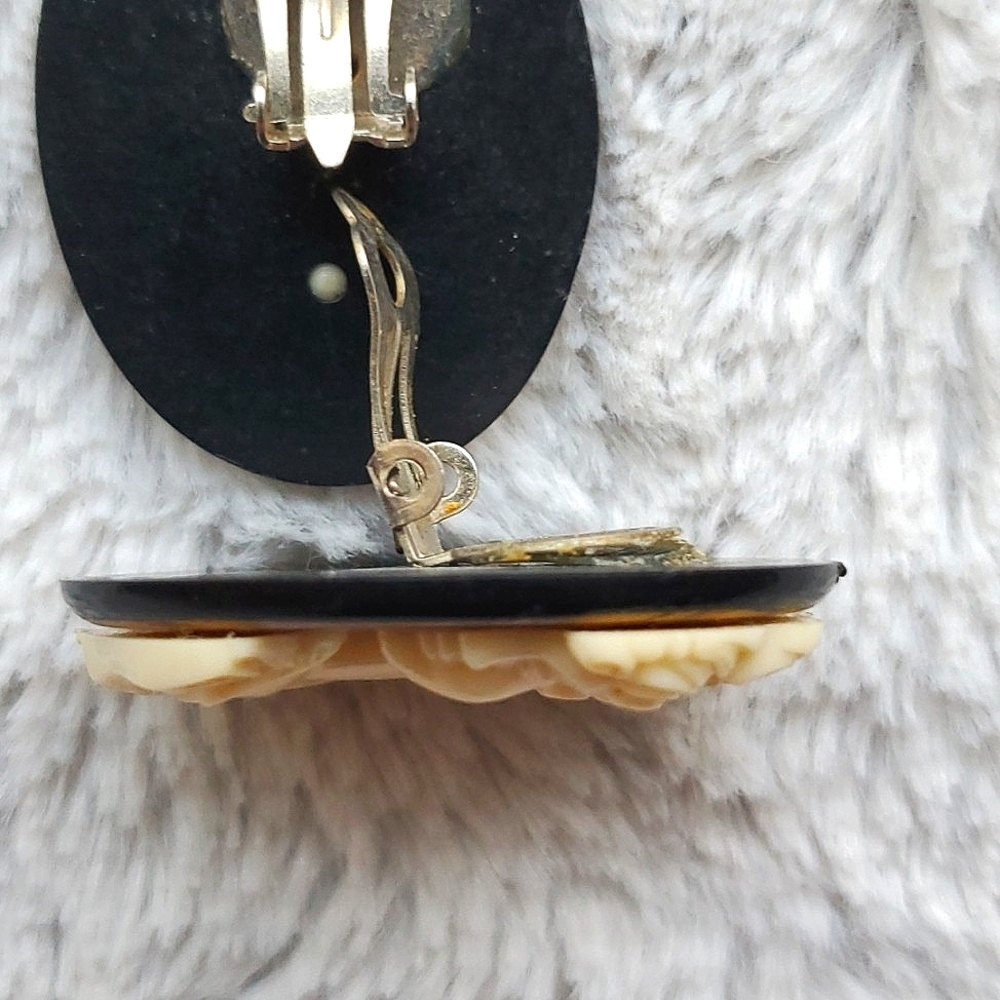 Vintage Clip-On Cameo Earrings - Picture 5 of 6